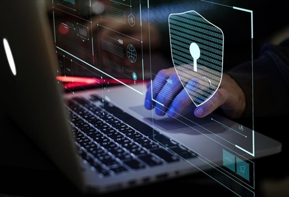 Сексуалды қыздар Қарт адамның үлкен әтеші жас шлюханың кискасына кіріп кетті